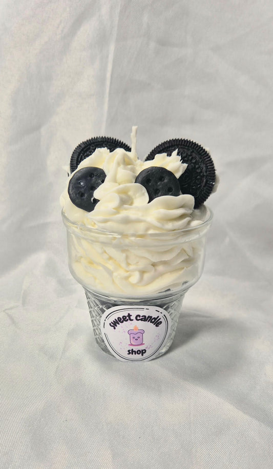 Vela formato de cono de helado con aroma a chocolate
