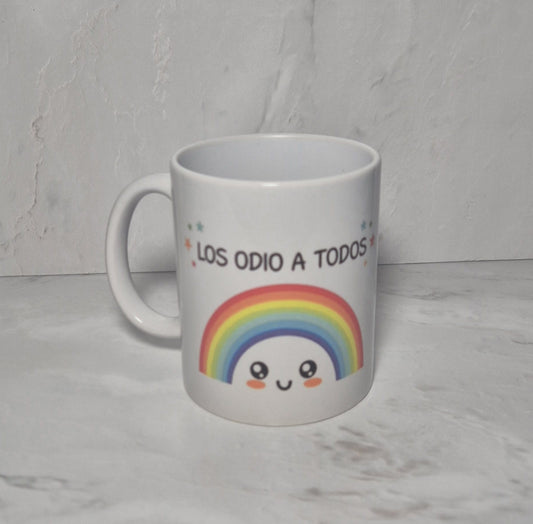 TAZA CON ARCOIRIS Y FRASE IRÓNICA